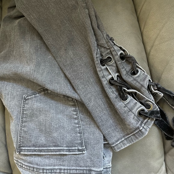 Universal Thread - Picture 2 of 3